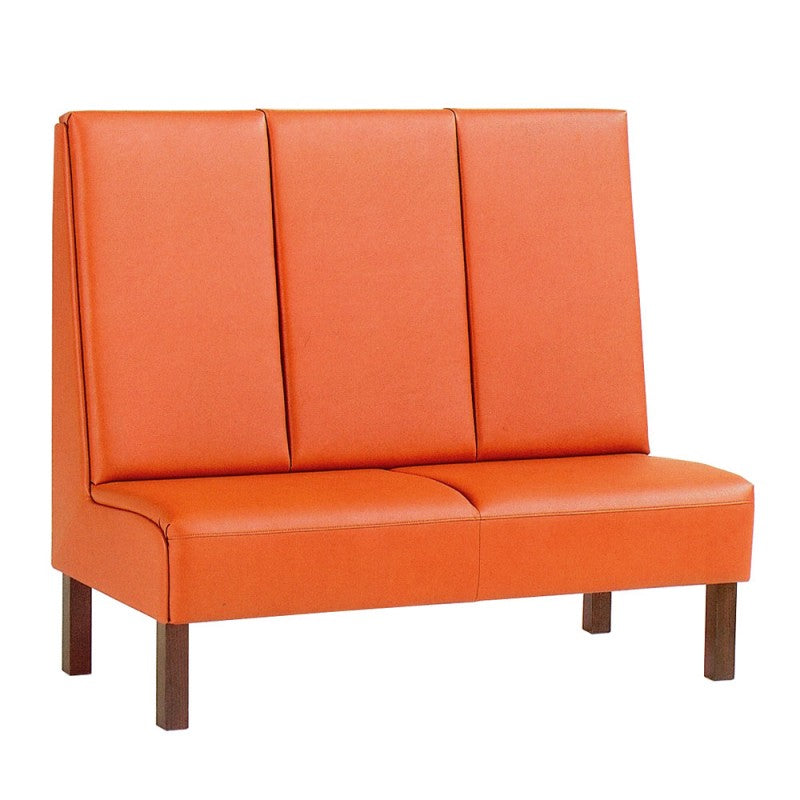 Sofa A544 — Dreisitzer mit hoher Rückenlehne