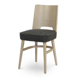 Holzstuhl mit gepolstertem Sitz - K866