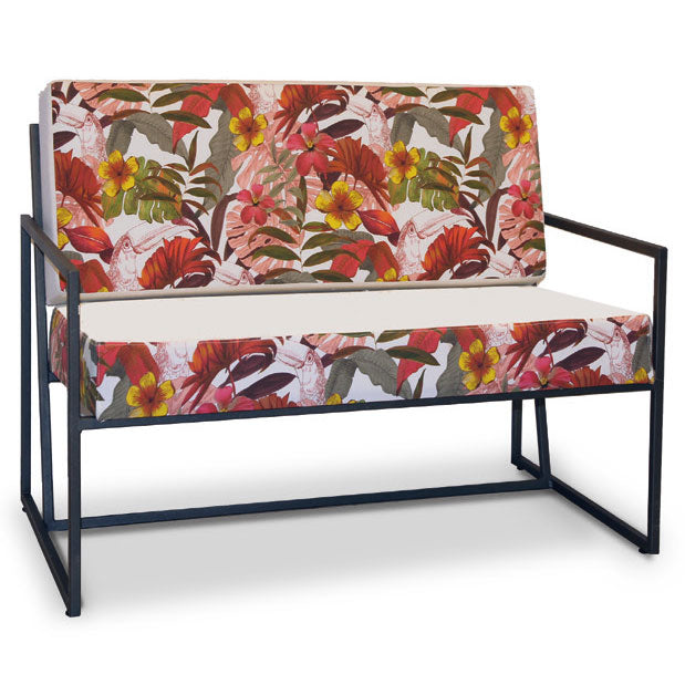 AM28 Sofa — Metallgestell mit gepolsterten Kissen