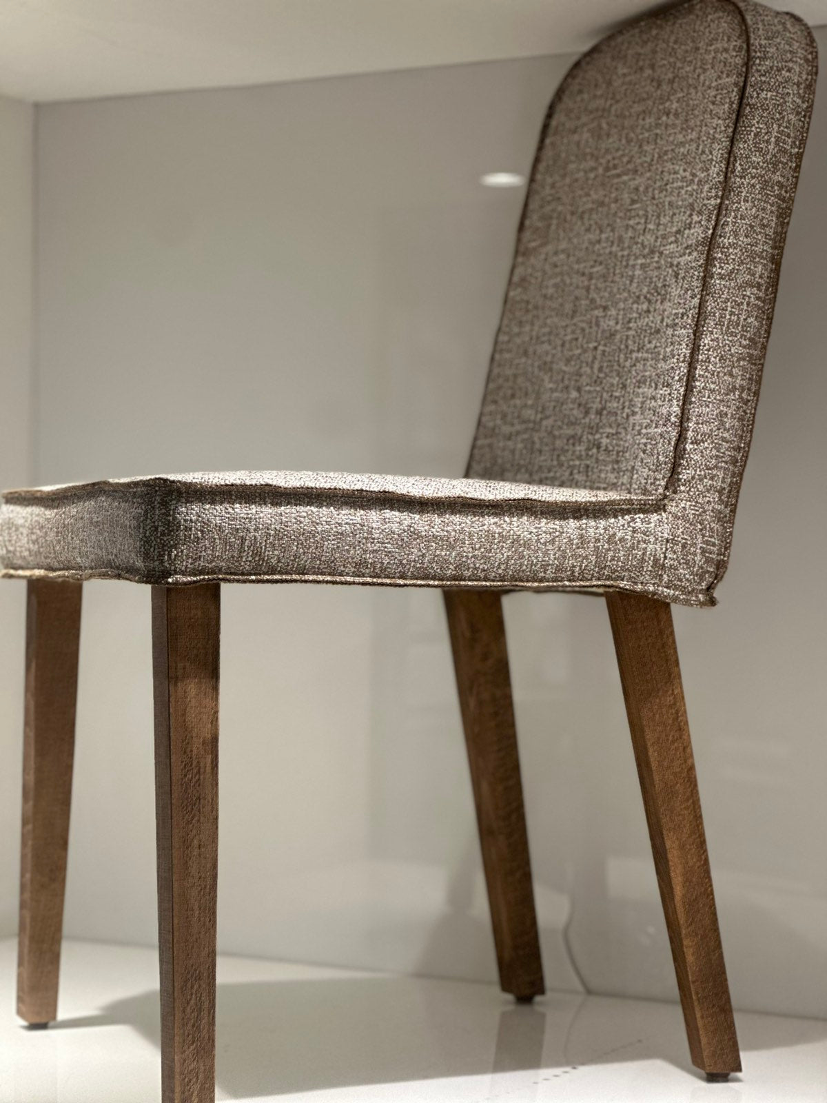 Gepolsterter Stuhl mit Holzgestell - K702