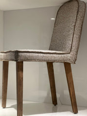 Gepolsterter Stuhl mit Holzgestell - K702