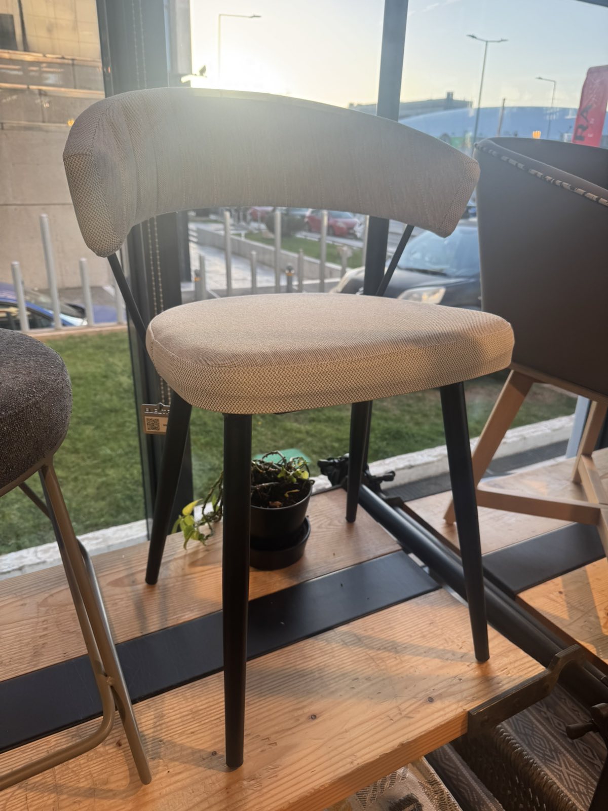 Gepolsterter Metallstuhl — ME31NRMET